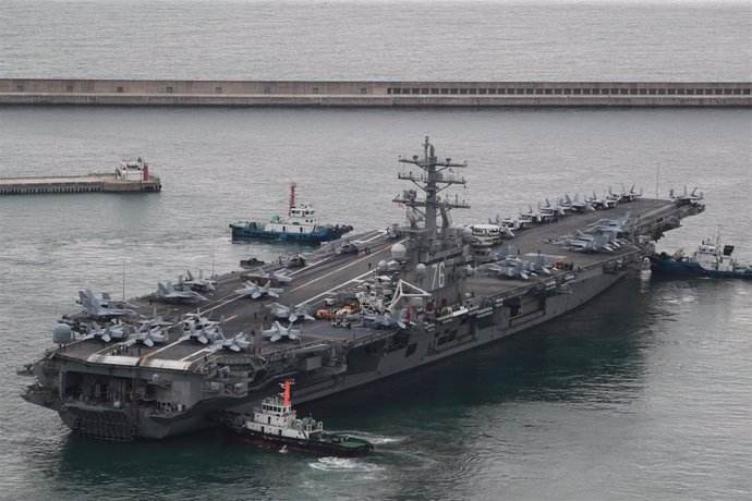 El portaaviones de propulsión nuclear estadounidense Ronald Reagan zarpa de una base naval en Busan, Corea del Sur