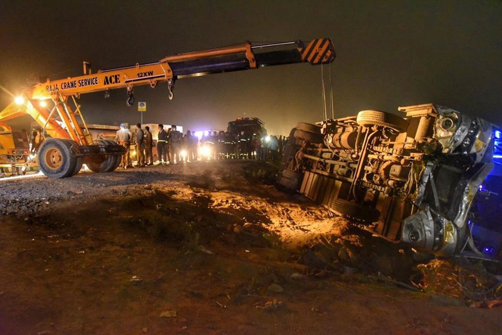 Archivo - Imagen de archivo de labores de rescate después de que un bus colisionase en el norte de India