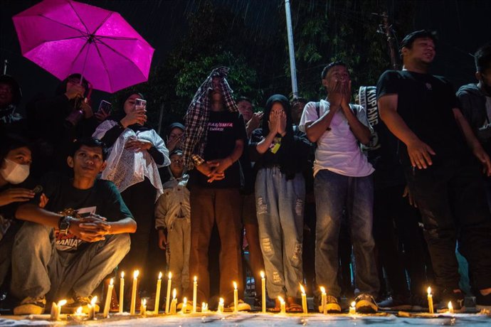 Imagen de archivo de una vigilia por los muertos durante una estambida en un estadio de fútbol de Malang, Indonesia.