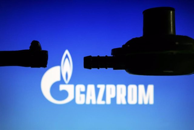 Archivo - Logotipo de Gazprom junto a una tubería desconectada