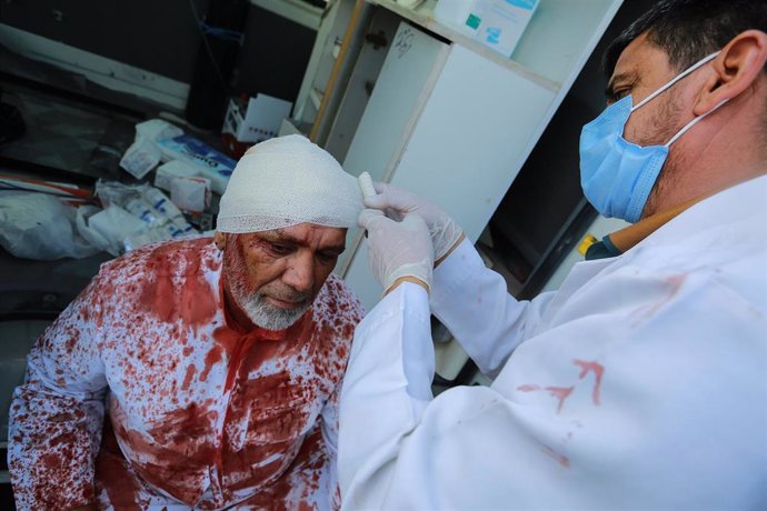 Archivo - 09 August 2022, Iraq, Baghdad: A medic helps a wounded Shiite Muslim man during a ritual ceremony on the day of Ashura in Tahrir Square in the centre of Baghdad. Ashura is the tenth day of Muharram, the first month in the Islamic calendar, whi