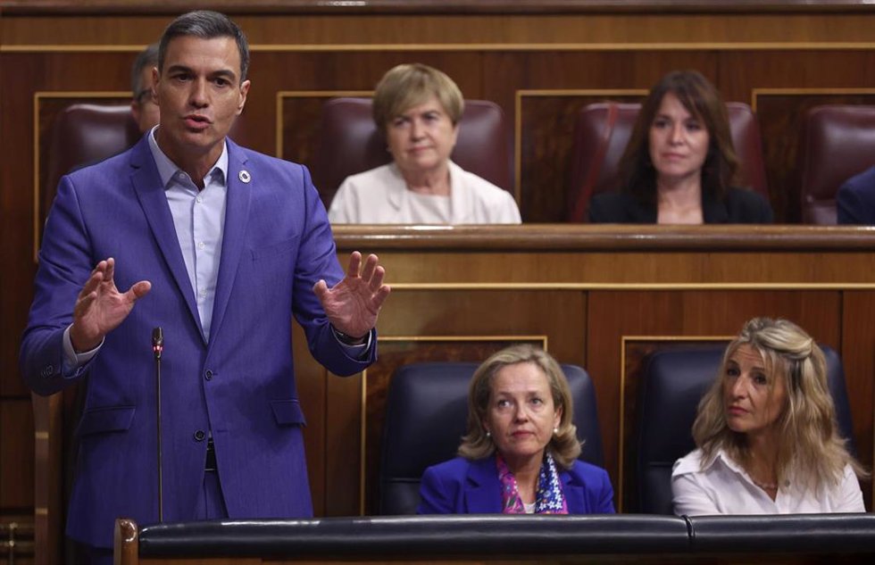 La ministra Nadia Calviño junto al presidenta Pedro Sánchez en el pleno de este miércoles.