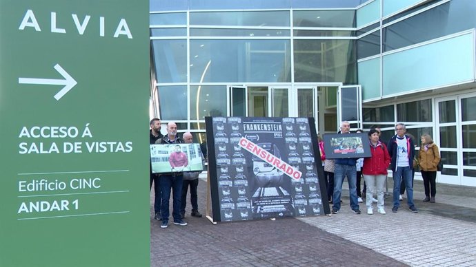 Concentración de víctimas del accidente del Alvia 04155, accidentado el 24 de julio de 2013, a las puertas del juicio en la Cidade da Cultura.