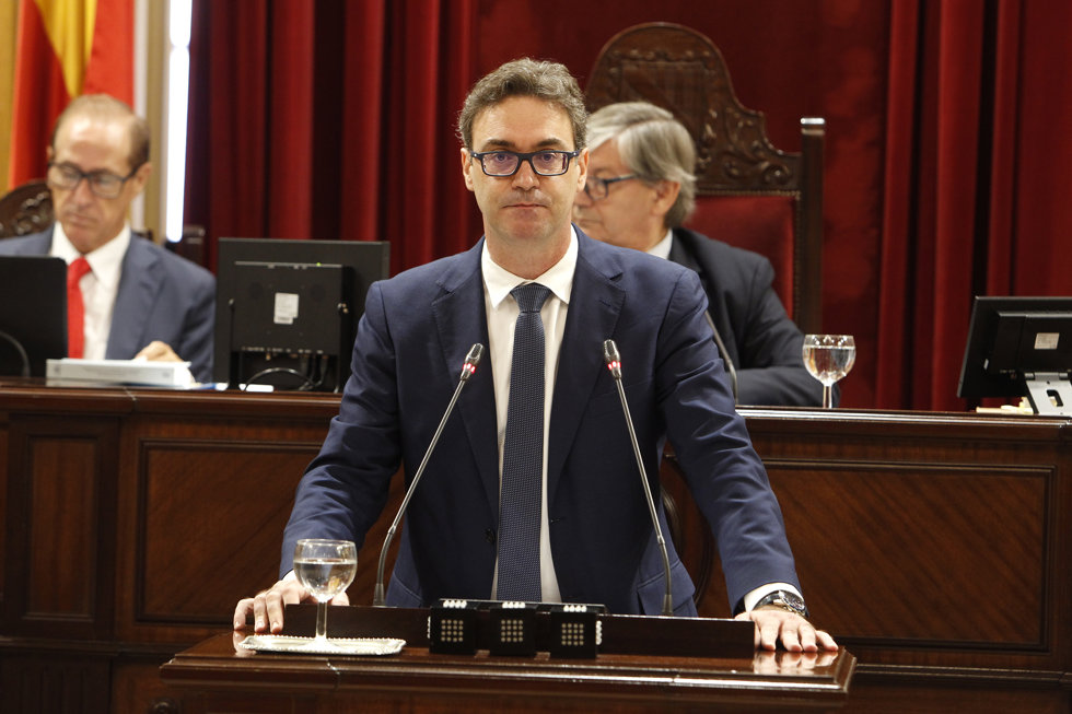 El portavoz parlamentario del PP, Toni Costa, interviene en el segundo día del Debate de Política General.