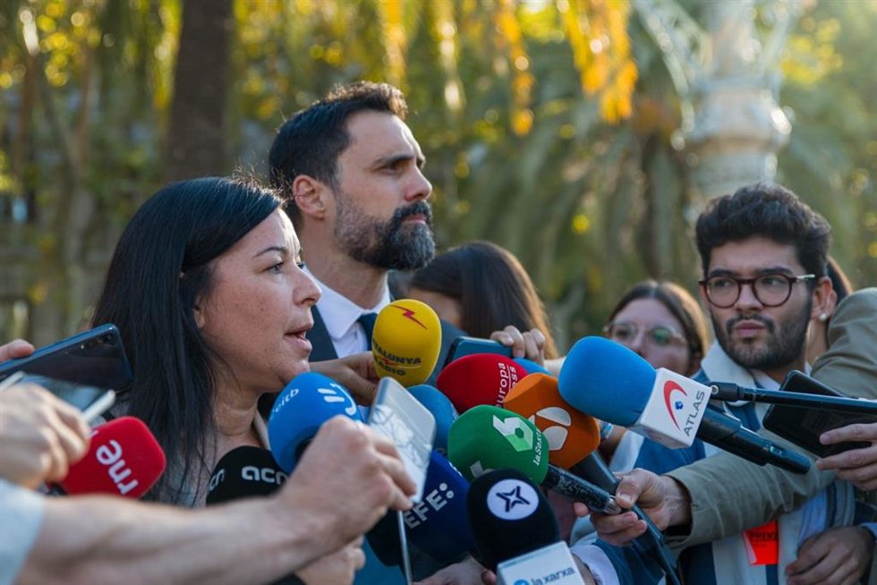 La exsecretaria cuarta del Parlament Adriana Delgado y el expresidente de la Cámara y actual conseller de Empresa y Trabajo, Roger Torrent, antes de su juicio en el Tribunal Superior de Justicia de Catalunya (TSJC).