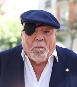 Archivo - El excomisario de la Policía, José Manuel Villarejo, atiende a los medios a la salida del reconocimiento médico en la Audiencia Nacional, a 1 de septiembre de 2022, en Madrid (España). 