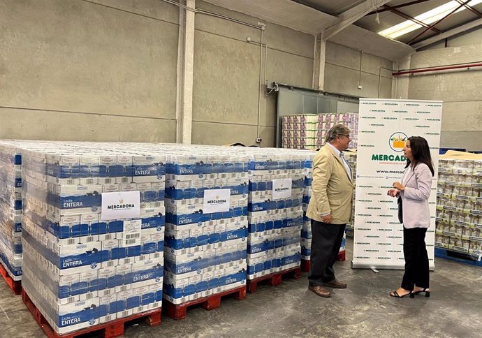 Agustín Vidal y Elena Cintado en la entrega de los 51.300 litros de leche