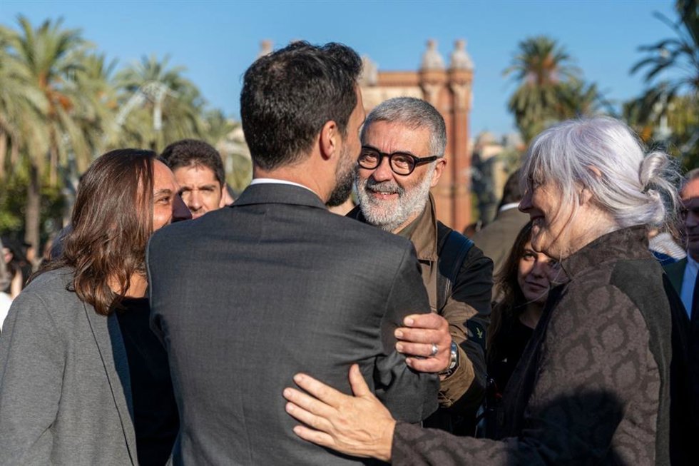 El diputado de la CUP en el Parlament Carles Riera al acompañar al expresidente de la Cámara Roger Torrent y el resto de miembros independnetistas de la antigua Mesa antes de su juicio en el Tribunal Superior de Justicia de Catalunya (TSJC).
