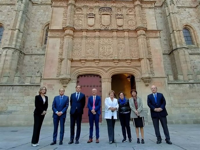 La presidenta del Tribunal de Cuentas, Enriqueta Chicano, cuarta por la derecha, junto al resto de autoridades en la inauguración del seminario en el Edificio Histórico de la Universidad de Salamanca