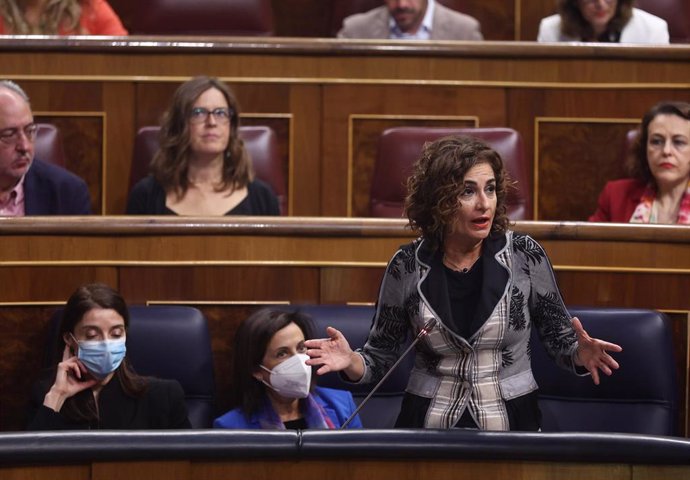 La ministra de Hacienda, María Jesús Montero, interviene durante la sesión de control al Gobierno del Pleno del Congreso, a 5 de octubre de 2022, en Madrid (España). 