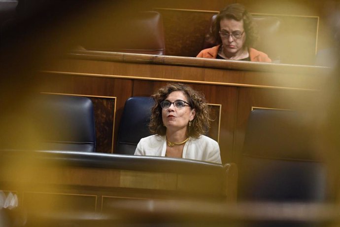 La ministra de Hacienda y Función Pública, María Jesús Montero, en una sesión plenaria
