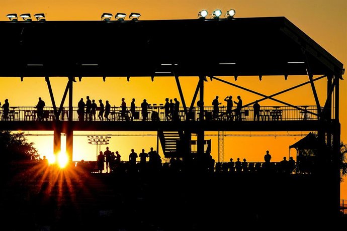 Archivo - 22 August 2020, Australia, Darwin: Spectators attend round 13 of the Australian Football League (AFL) match between Essendon Football Club and Richmond Football Club at the Marrara Oval. Photo: Dave Hunt/AAP/dpa