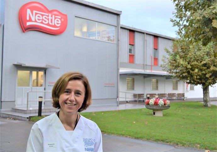 La nueva directora de la fábrica cántara de chocolates de Nestlé en España, Eugenia Otón
