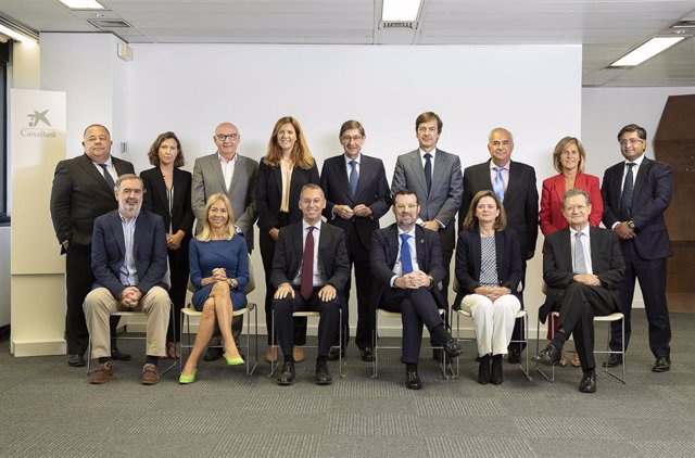 El presidente de CaixaBank  José Ignacio Goirigolzarri junto a los miembros del Comité Consultivo de accionistas