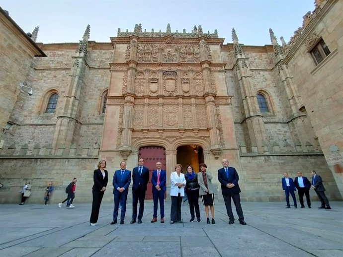 El alcalde de Salamanca, Carlos García Carbayo, tercero por la izquierda, junto al resto de autoridades antes de la inauguración del seminario en la USAL