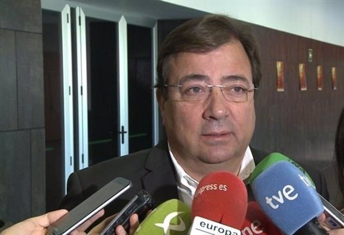 El presidente de la Junta de Extremadura, Guillermo Fernández Vara, atiende a los medios