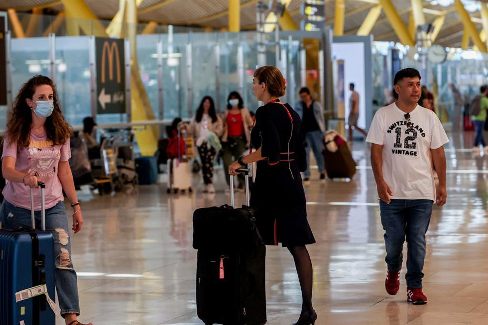Archivo - Una azafata en la zona de embarque en el día en que ha dado comienzo una huelga de los tripulantes de cabina de Iberia Express, en salidas de la T4 del Aeropuerto Adolfo Suárez Madrid-Barajas, a 28 de agosto de 2022, en Madrid (España). 