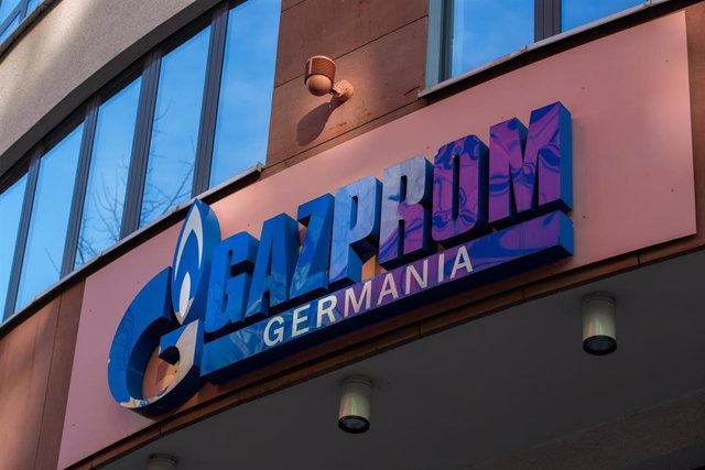 Archivo - Imagen de archivo del logo de Gazprom en una sede de Alemania.