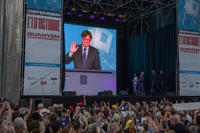 El expresidente de la Generalitat, Carles Puigdemont, durante la manifestación para conmemorar el 5 Aniversario del referéndum ilegal de autodeterminación, 1-O, en el Arco del Triunfo, a 1 de octubre de 2022, en Barcelona, Cataluña (España). Este refer