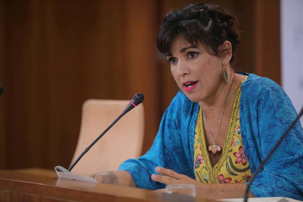 La portavoz del Grupo Mixto-Adelante Andalucía, Teresa Rodríguez, en rueda de prensa en el Parlamento andaluz.
