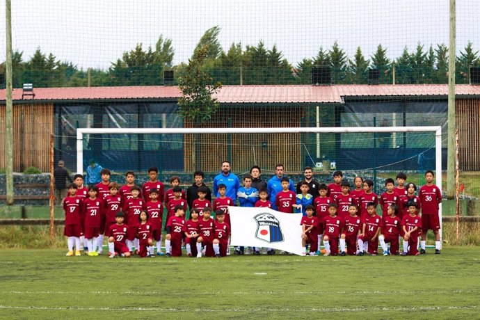 Niños japoneses posan durante el 'stage' en España organizado por LaLiga y Watatake Group