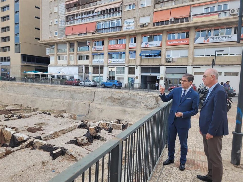 Los concejales populares Jesús Pacheco y Antonio Navarro visitan el yacimiento