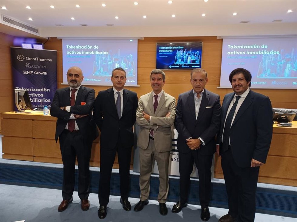 El asesor de Grant Thorton, Alfonso Muñoz; el socio director de auditoría, David Calzada; el director gerente de BME Growth, Jesús González; el presidente de Asocimi, Javier Basagoiti, y el director de blockchain de  Grant Thornton, Marcos Carrera.