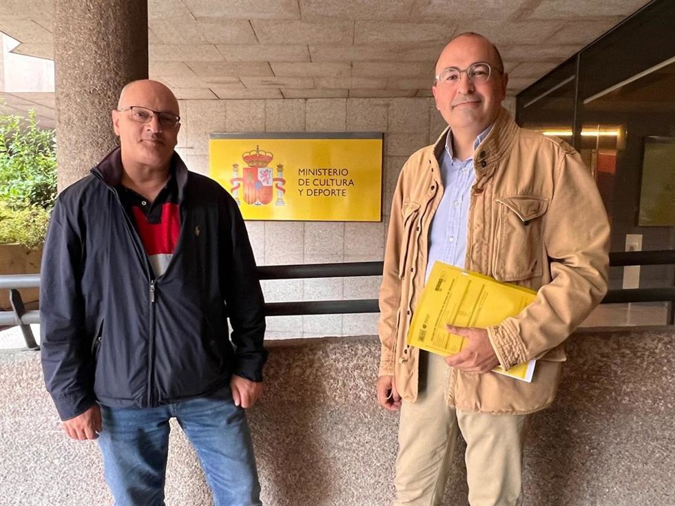 El presidente de la Fraternidad Internacional del Camino, Juan Carlos Pérez, y  el historiador, José Manuel Rodríguez Montañés