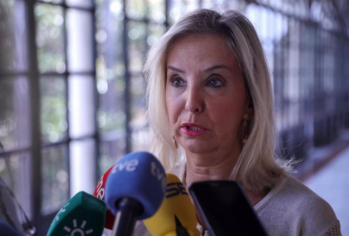 La fiscal superior de Andalucía, Ana Tárrago, atiende a los medios antes de la presentación de la memoria anual de su departamento en el Parlamento andaluz.