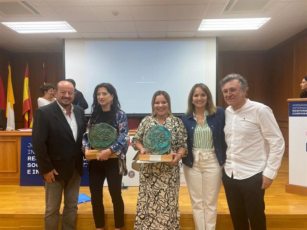 Víctor Meseguer (UCAM) junto a Vicky Martínez (Unisa), Marita Dólera (AgroDolores), Gema Alcázar (Circular Economy Consulting) y el artista Nicolás de Maya