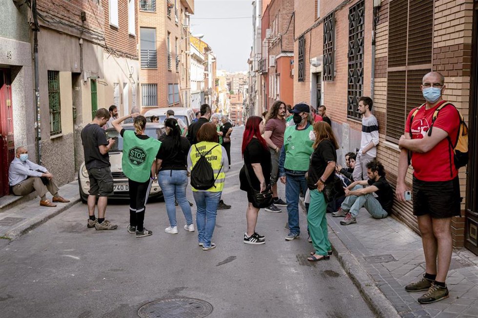 Archivo - Vecinos y miembros de la Plataforma Afectados por la Hipoteca de Vallekas (PAH) intentar paralizar un desahucio en el barrio madrileño de Puente de Vallecas, a 20 de mayo de 2022.