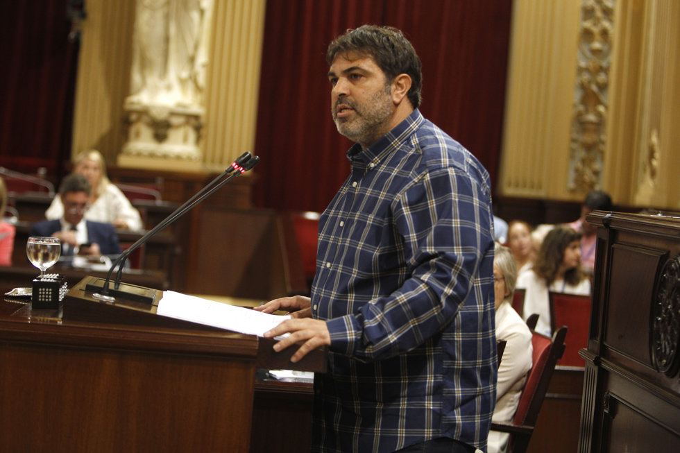 El actual portavoz de MÉS per Mallorca en el Parlament, Josep Ferr, interviene durante el segundo día del Debate de Política General.