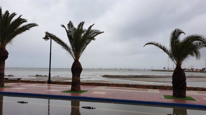 Archivo - Temporal de lluvia en San Pedro del Pinatar, inundaciones, playa, Mar Menor