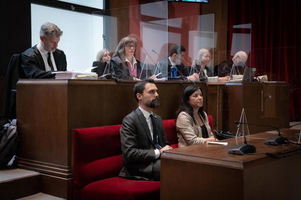 El expresidente del Parlament y conseller de Empresa, Roger Torrent y la exsecretaria cuarta del Parlament Adriana Delgado, durante el juicio en el Tribunal Superior de Justicia de Cataluña (TSJC), a 5 de octubre de 2022, en Barcelona, Catalunya (España