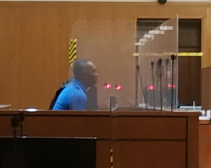 El encausado, en primer plano, junto a su defensor en la vista celebrada en la Audiencia de Valladolid.