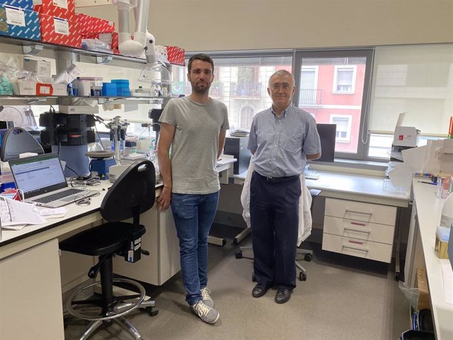 El investigador post-doctoral del Idibaps i del CIBERONC Ferran Nadeu, y el director del Idibaps, jefe del grupo de Patología molecular en neoplasias linfoides y jefe de grupo del CIBERONC, Elías Campo.