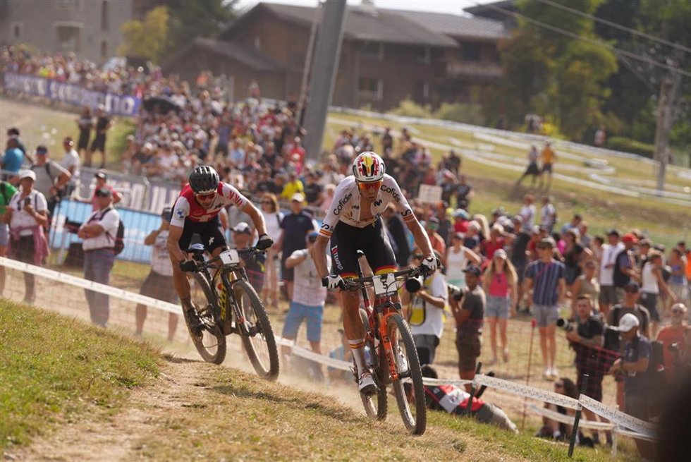 Archivo - David Valero, perseguido por el suizo Nino Schurter, durante los Mundiales de Mountain Bike de 2022