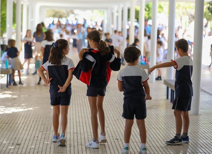 Varios niños en el patio el día de inicio del curso en el colegio de la Alameda de Osuna