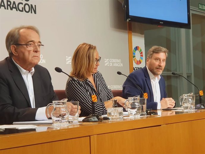 Los consejeros de Hacienda, Carlos Pérez Anadón; Presidencia, Mayte Pérez; y Vertebración del Territorio, José Luis Soro.