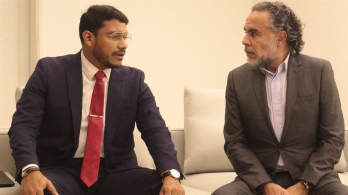 El embajador de Colombia en Venezuela, Armando Benedetti (dcha), conversa con un funcionario venezolano de Exteriores.