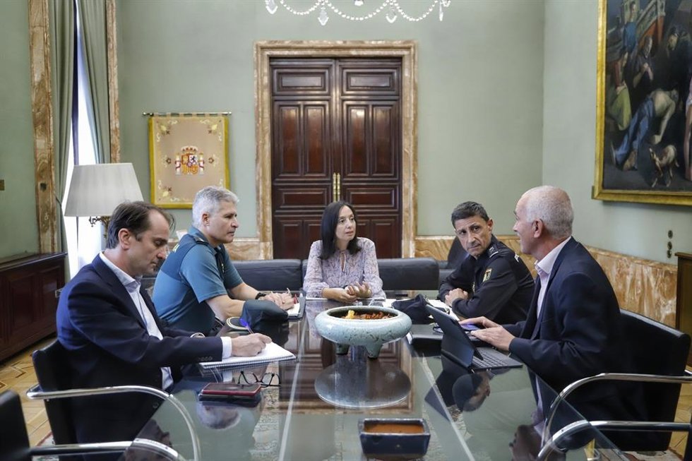 La delegada del Gobierno en Madrid, Mercedes González, ha presidido una reunión con el jefe superior de Policía de Madrid, Manuel Soto Seoane, y el coronel jefe de la Comandancia de la Guardia Civil, David Blanes, para abordar los dos últimos crímenes