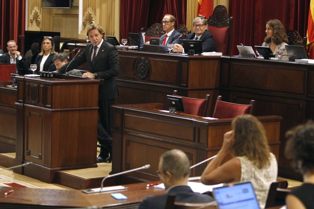 El portavoz de Vox en el Parlament, Jorge Campos, interviene durante el segundo día del Debate de Política General.