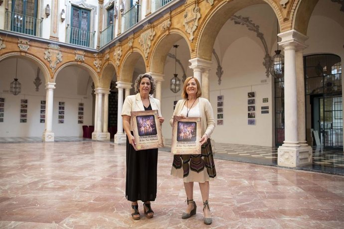 La delegada de Cultura de la Diputación de Córdoba, Salud Navajas (izda.), posa con el cartel de la Feria Medieval de las Tres Culturas de Palma del Río.