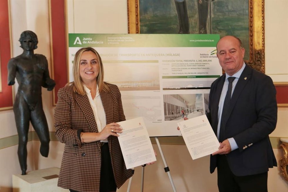 La consejera de Fomento, Articulación del Territorio y Vivienda, Marifrán Carazo, y el alcalde antequerano, Manolo Barón.