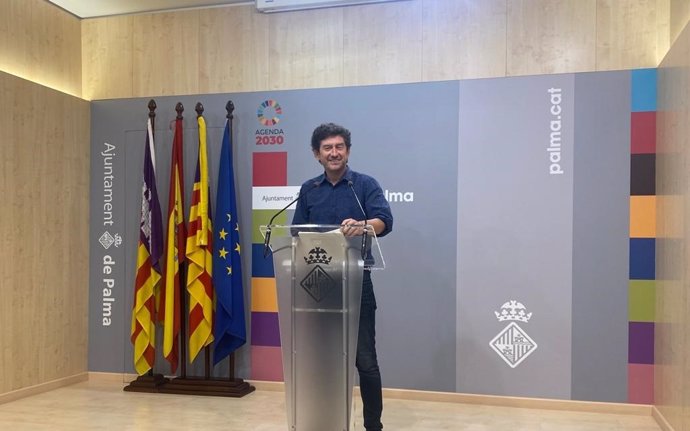 El portavoz del Ayuntamiento de Palma y regidor de Justicia Social, Feminismo y LGTBI, Alberto Jarabo, en rueda de prensa.