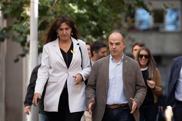 La presidenta de Junts, Laura Borràs (izquierda), y el secretario general de Junts, Jordi Turull (derecha), hablan a su llegada a la reunión ejecutiva el 3 de octubre de 2022 en Barcelona, ​​Cataluña (España).  El exvicepresidente del Gobierno Jordi Puigneró ha r