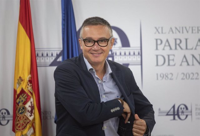 El portavoz del grupo parlamentario VOX, Manuel Gavira, durante la rueda de prensa previa a la reunión de la Junta de Portavoces del Parlamento de Andalucía. A 05 de octubre de 2022, en Sevilla (Andalucía, España).