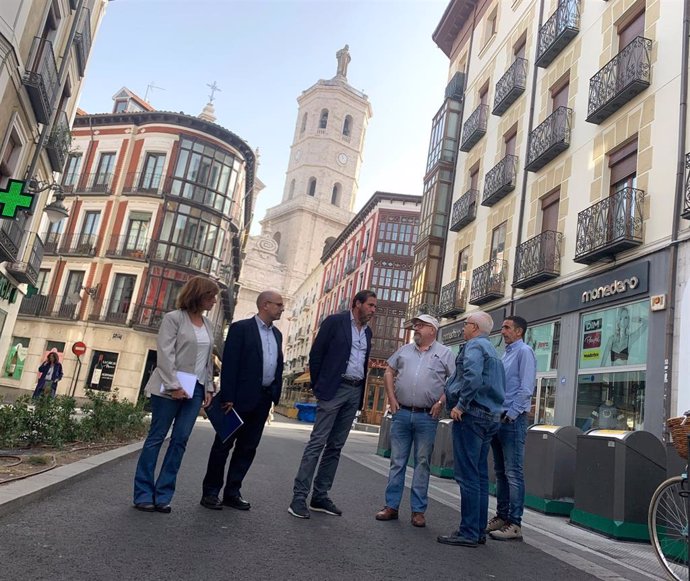 El alcalde de Valladolid, los concejales de Medio Ambiente y Movilidad y técnicos municipales visitan la calle Catedral, en la que se realizaron obras el pasado verano.