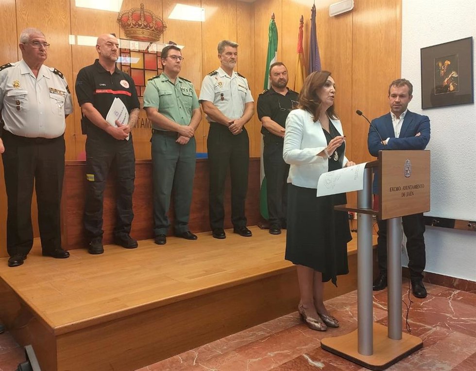 Madueño interviene en la rueda de prensa con Lozano detrás (c).