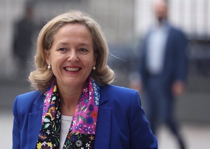 La vicepresidenta primera y ministra de Asuntos Económicos y Transformación Digital, Nadia Calviño, a su llegada a la sesión de control al Gobierno del Pleno del Congreso, a 5 de octubre de 2022, en Madrid (España). Durante el pleno, el presidente del G